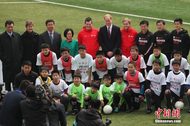 威廉王子參觀上海南洋中學 足球場上秀腳法