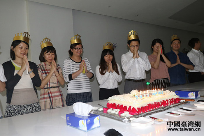 圖片默認標題_fororder_工商銀行金融街支行為過生日的台灣學生贈送紀念品，兩岸青年一起過生日