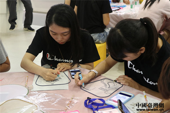 图片默认标题_fororder_在首博的互动教室，两岸青年正在体验手绘扇面