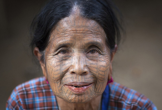 探秘緬甸古老部落奇特風俗:女性以滿臉刺青為美