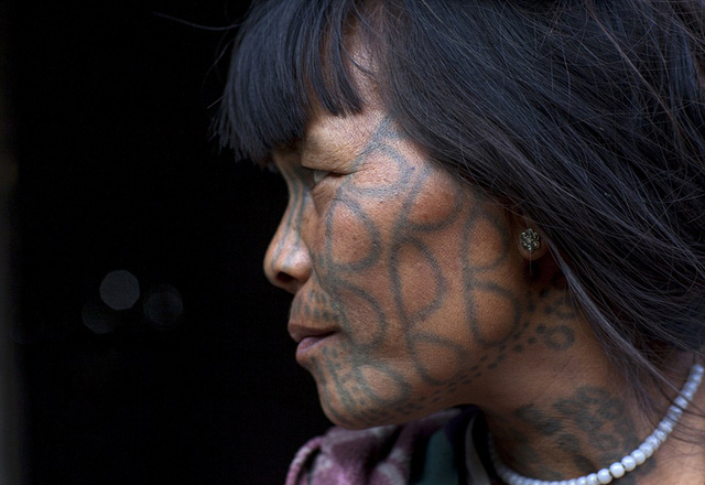 探秘緬甸古老部落奇特風俗:女性以滿臉刺青為美