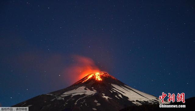 智利比亚里卡火山喷发 迫使周边村落数千人转移