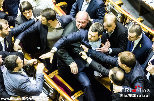 乌克兰议会再次上演“肉搏战”议员打架一片混乱