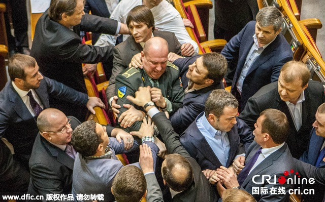 乌克兰议会再次上演“肉搏战”议员打架一片混乱