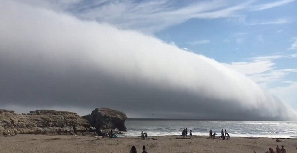 美加州海滩被云雾笼罩 网友称如世界末日