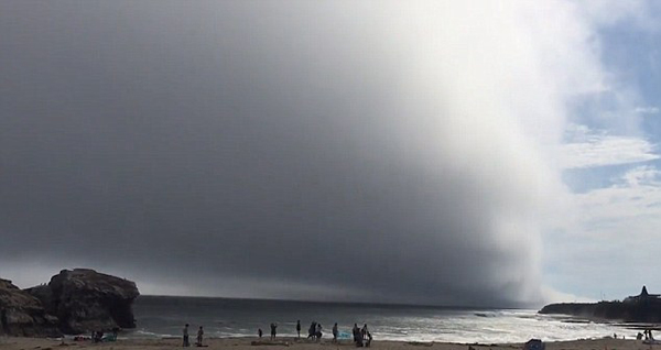 美加州海滩被云雾笼罩 网友称如世界末日