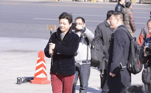 崔永元現身政協會議遭圍堵 舉自拍架拍記者