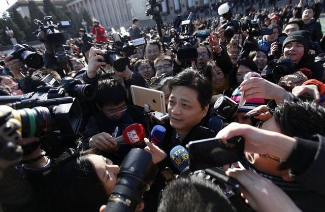 崔永元現身政協會議遭圍堵 舉自拍架拍記者