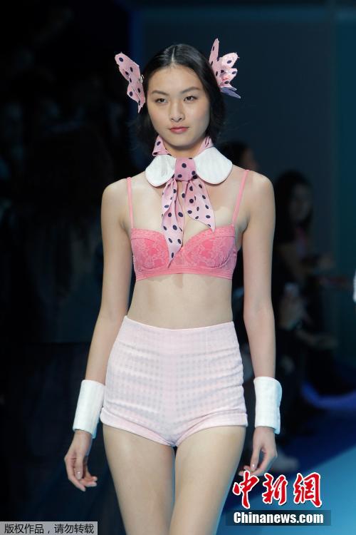 2015巴黎时装周性感来袭 模特展示小清新式诱惑