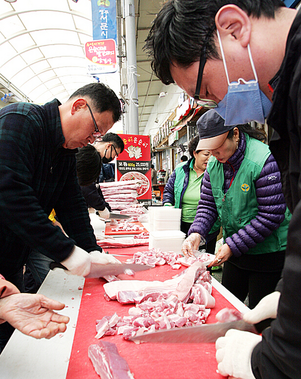 韩国举办五花肉百人宴 数百市民免费吃烤肉