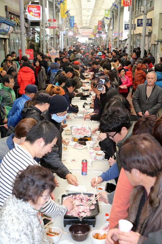 韩国举办五花肉百人宴 数百市民免费吃烤肉