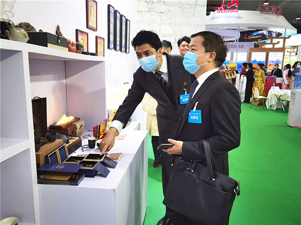 甘孜州文化广播电视和旅游局局长刘洪一边察看馆展资料和物品,一边