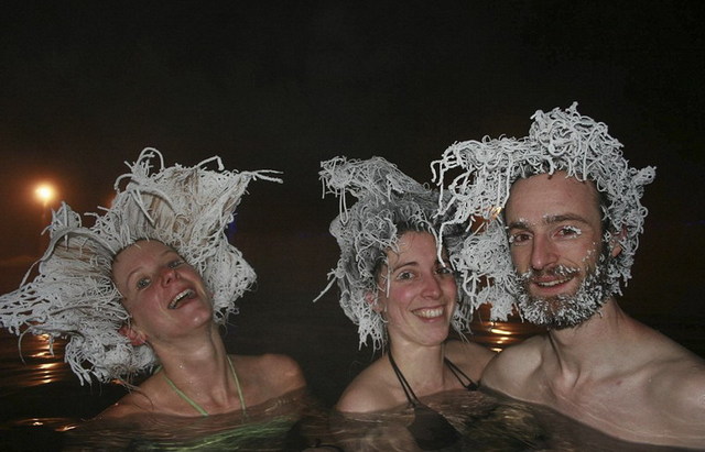 遊客零下30度室外泡溫泉 PK冰凍髮型