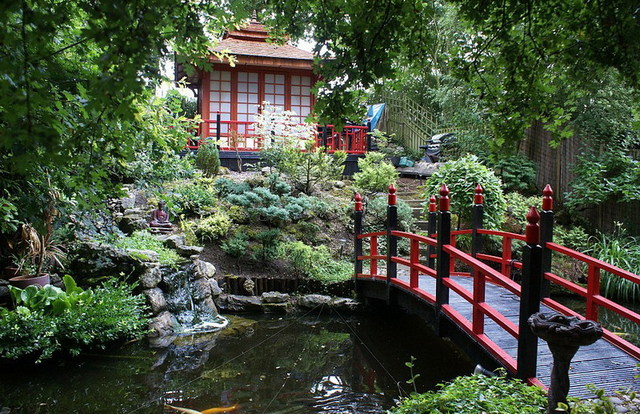 英国设计达人花30年建日式庭院 小桥流水美轮美奂