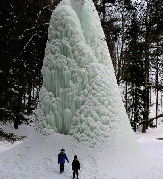 美國公園內噴泉因天氣冷結冰，足足有五層樓高！