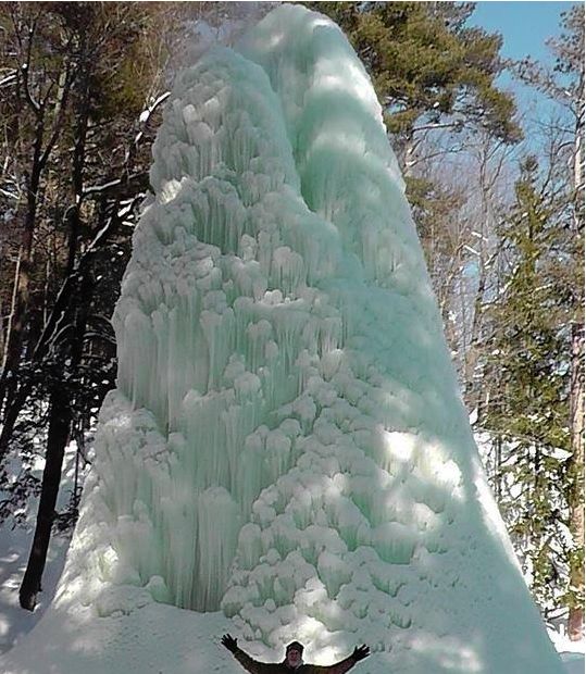 美國公園內噴泉因天氣冷結冰，足足有五層樓高！