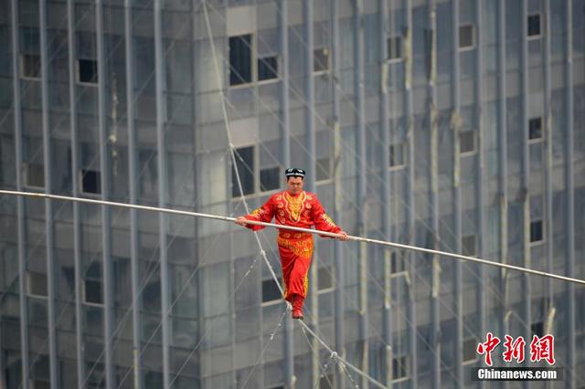 山西太原上演百米高空真人钢丝秀