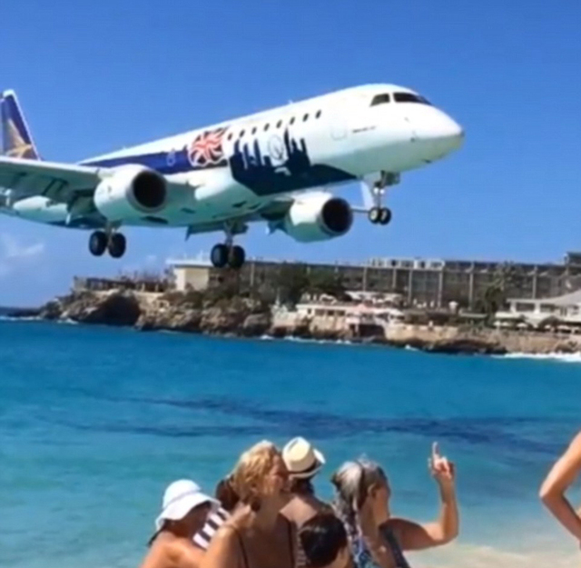 大客機緊貼遊客頭頂飛過瑪侯海灘