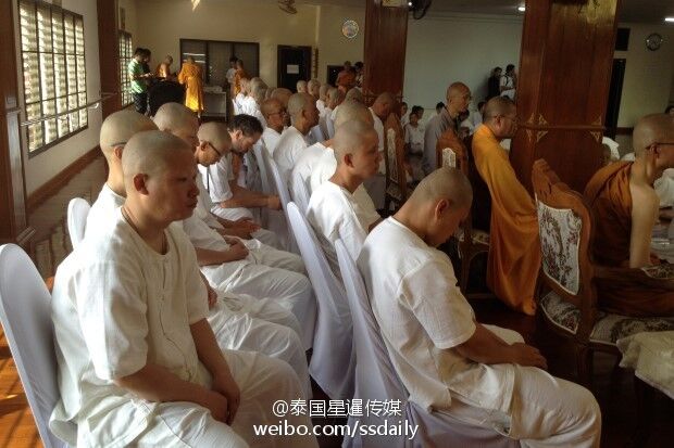 70名中国游客在清迈剃度出家 体验泰国佛教文化