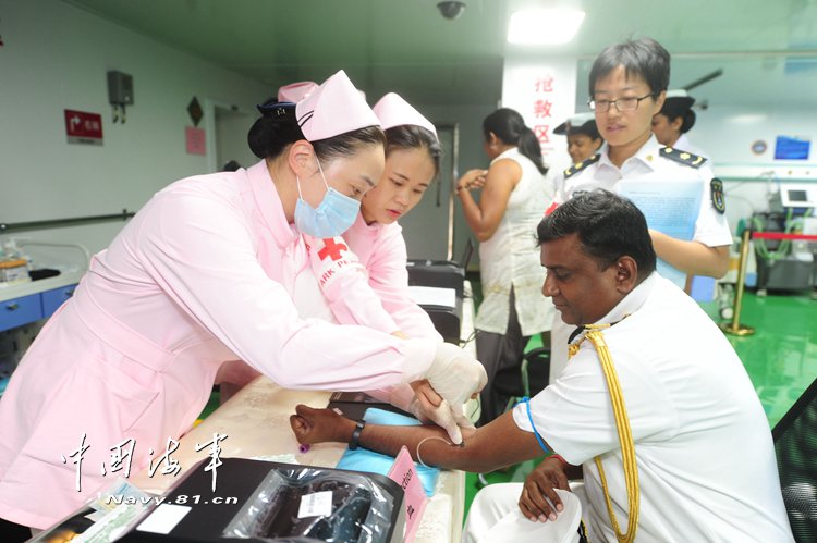 8月8日,斯里兰卡海军官兵在中国海军和平方舟医院船接受免费体 ..