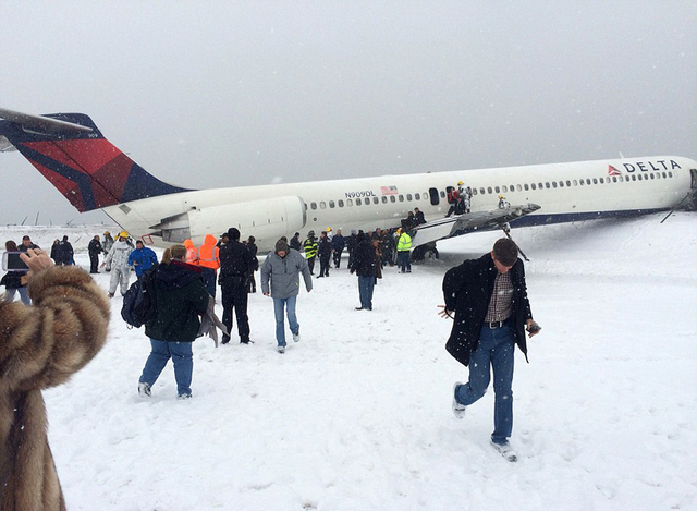 纽约拉瓜迪亚机场一架客机降落时滑出跑道 24人受伤