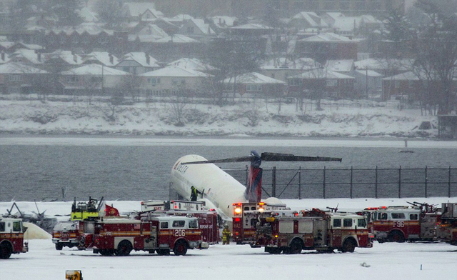 纽约拉瓜迪亚机场一架客机降落时滑出跑道 24人受伤