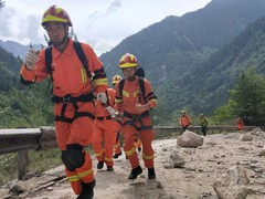 地毯式搜救 救援队徒步挺进熊猫海救援被困人员(组图)