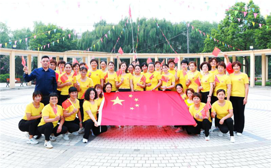 （B 區縣列表 三吳大地泰州 移動版）興化戴南顧莊幸福廣場健身隊：圍著國旗“寫”中國