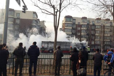北京海淀一辆公交车6日早晨自燃 无人员伤亡