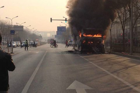 北京海淀一辆公交车6日早晨自燃 无人员伤亡