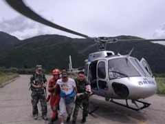 民营直升机驰援九寨沟灾区 救出30名被困伤员群众_fororder_456a03341d71447ea53959c07c33bbad
