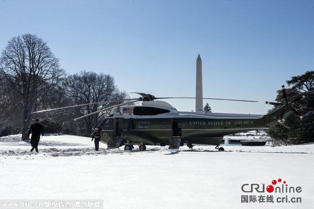 奥巴马专机起飞时掀起狂风暴雪 媒体记者纷纷躲避