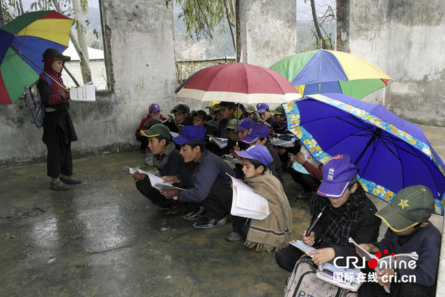 巴基斯坦武装分子摧毁学校 学生废墟中上课