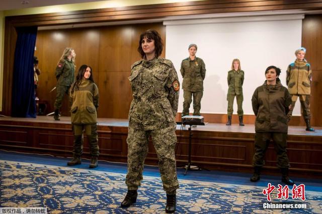 烏克蘭東部武裝女兵時裝走秀迎婦女節