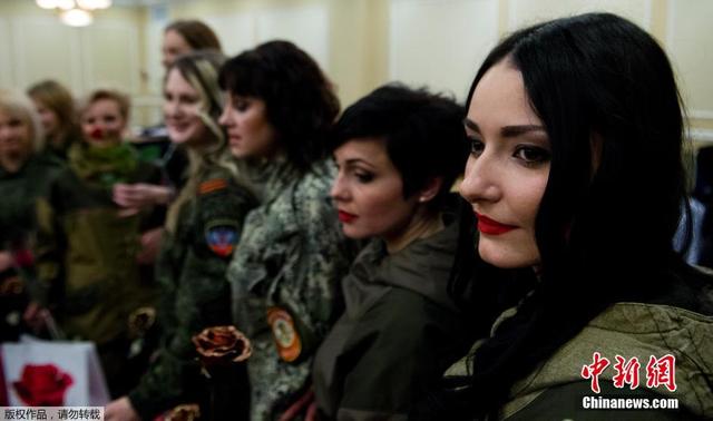 乌克兰东部武装女兵时装走秀迎妇女节
