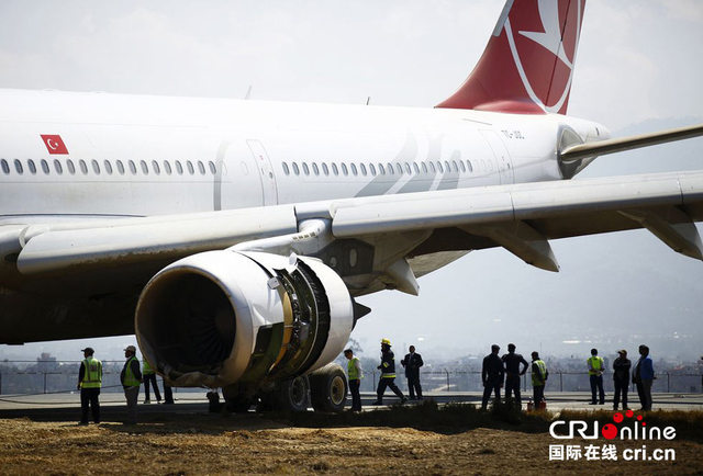 尼泊爾機場用卡車移走滑出跑道的土耳其客機