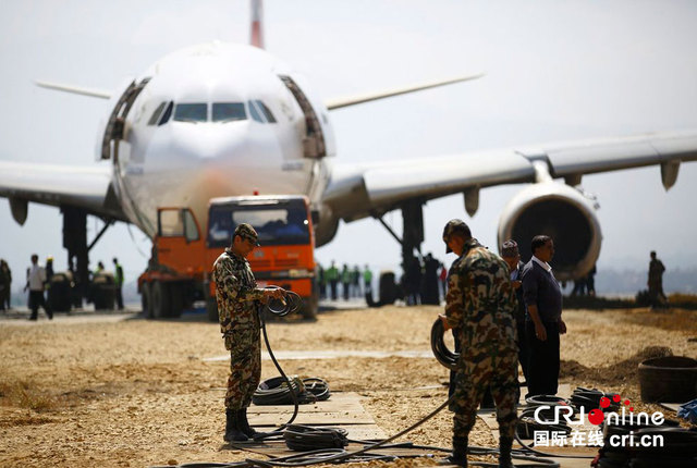 尼泊爾機場用卡車移走滑出跑道的土耳其客機