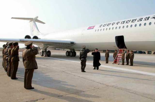 金正恩乘坐专机视察空军部队 向军官夫人赠送化妆品