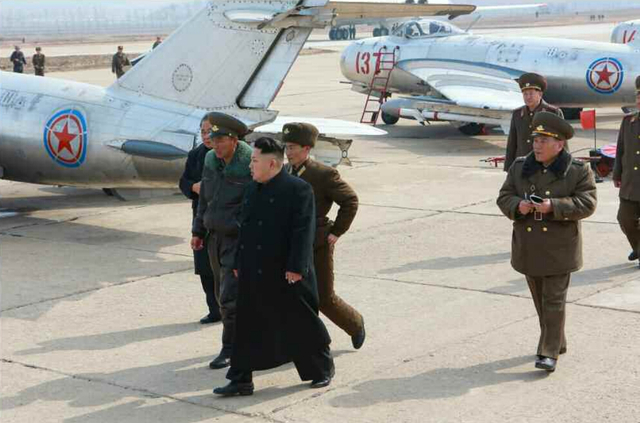 金正恩乘坐专机视察空军部队 向军官夫人赠送化妆品