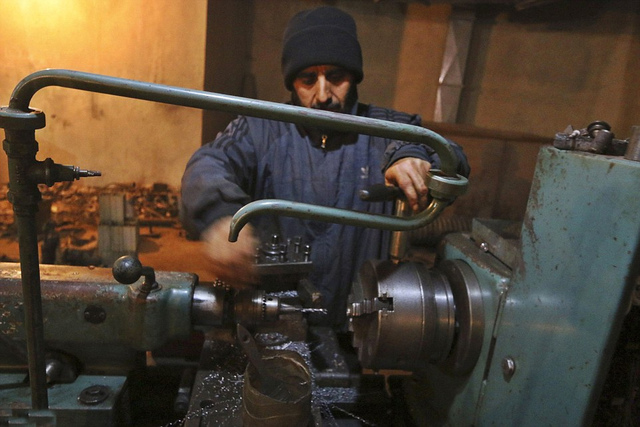 叙利亚叛军用装载机自制大炮对抗政府武装