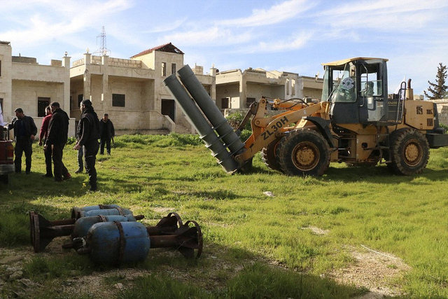 叙利亚叛军用装载机自制大炮对抗政府武装