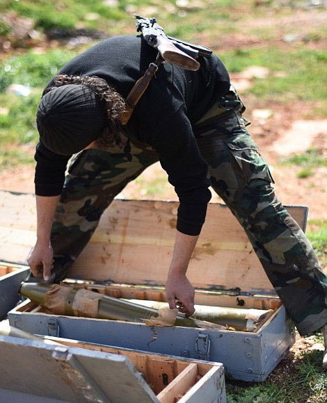 敘利亞叛軍用裝載機自製大炮對抗政府武裝