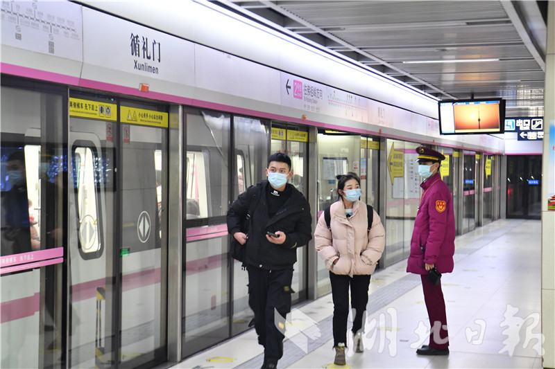 1月23日上午10点,武汉地铁2号线循礼门站站台,工作人员坚守岗位.
