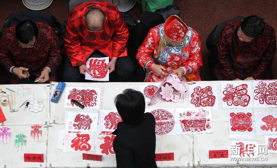 2月15日，民间艺术家在新春小庙会上为村民制作艺术作品。