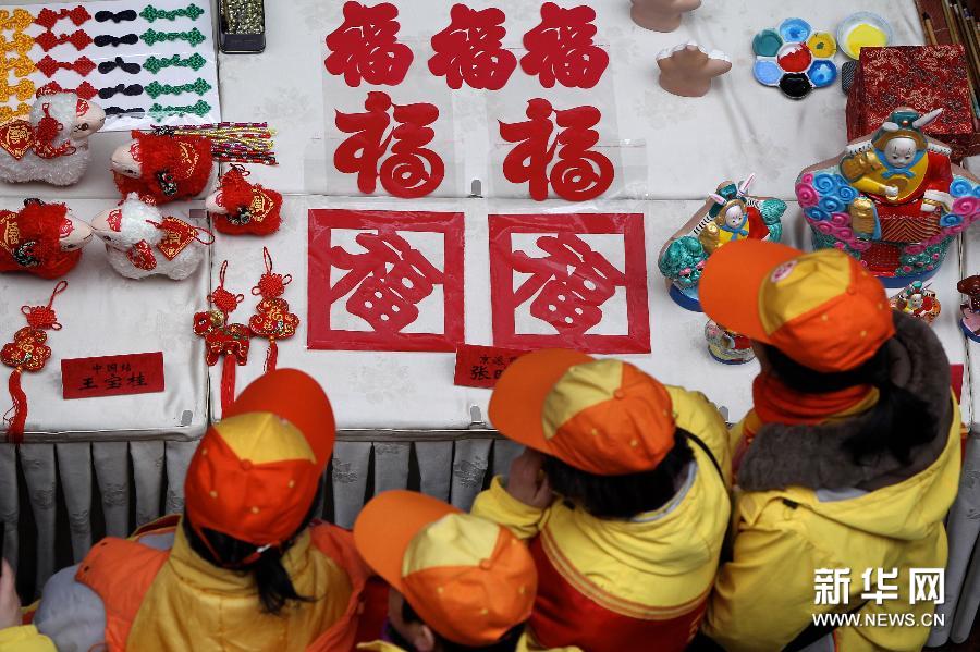 2月15日，北京市通州区大稿村村民参加新春小庙会。