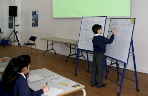 反思兩國教育觀念 英國小學生將捧起中國課本引熱議