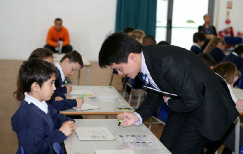 反思两国教育观念 英国小学生将捧起中国课本引热议