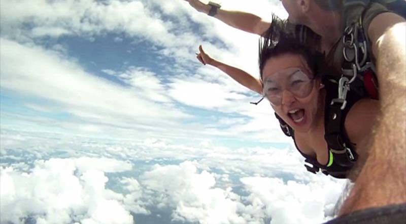 女游客还在尽情享受跳伞的刺激，但普曼已经意识到飞机的危险。（网页截图）