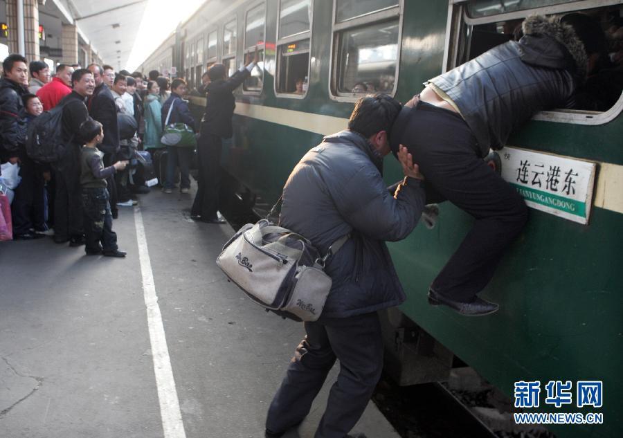 在湖北省武汉市汉口火车站，一名乘客试图从车窗上车（2007年2月26日摄）。 新华社发 图片来源：新华网