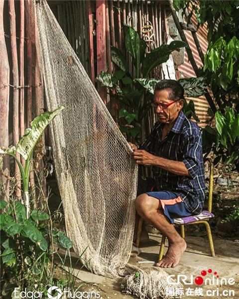 图片默认标题_fororder_00001-渔民修补渔网-委内瑞拉-Edgar Huggins.JPG